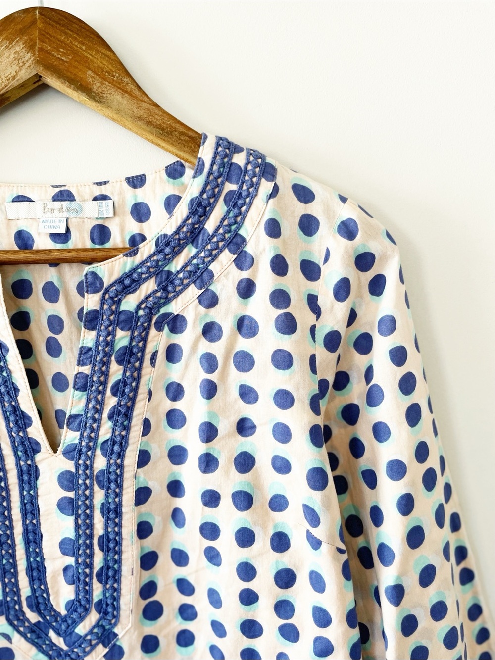 Boden White Mini Dress with Blue Polka Dots and Embroidered V-Neck Size 6 EUC - Picture 4 of 14